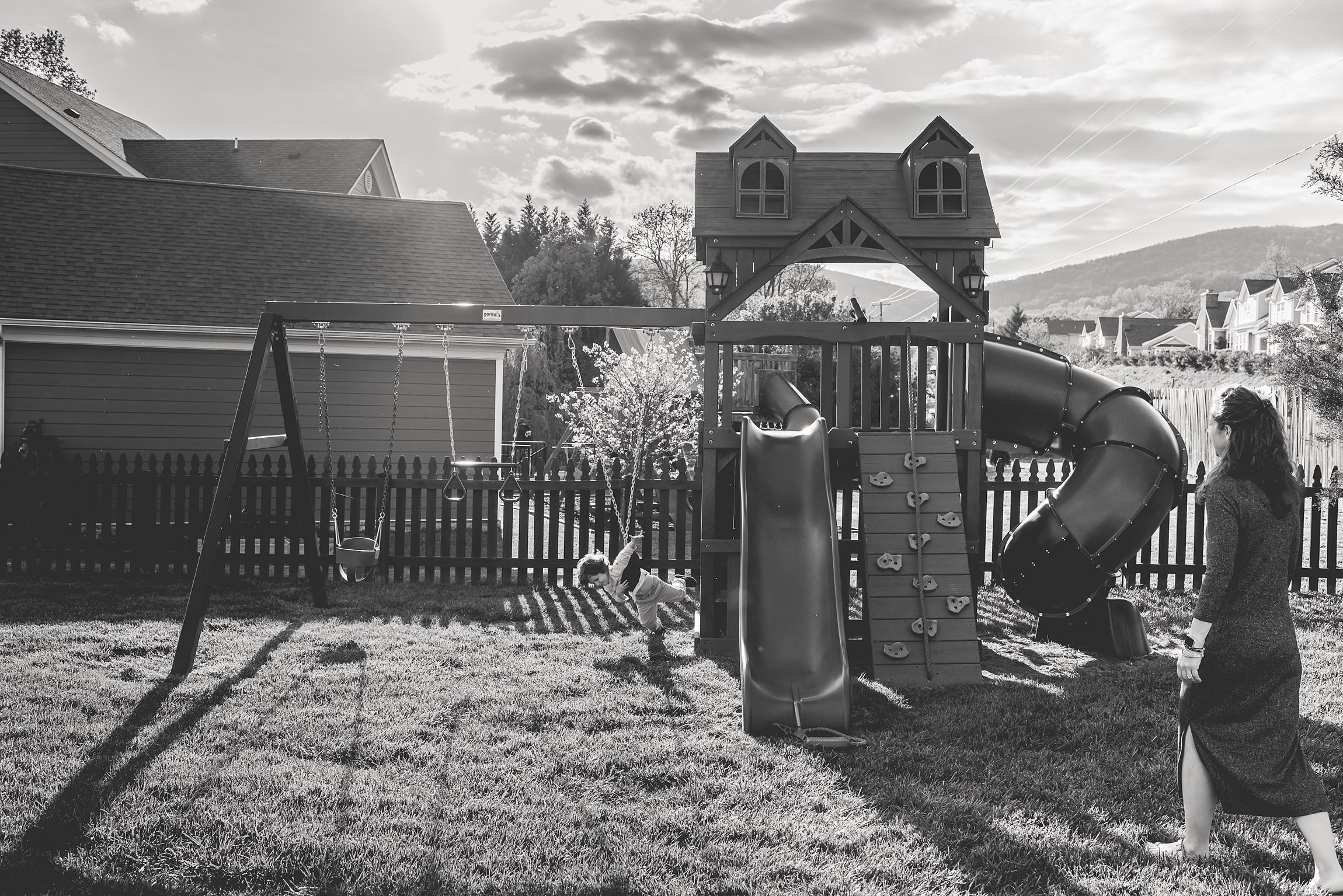 backyard-family-photos-on-playground-charlottesville-virginia-photographer