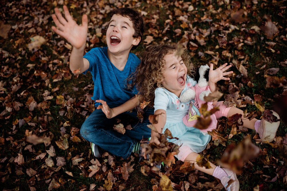 kids-throwing-leaves-family-photo-session
