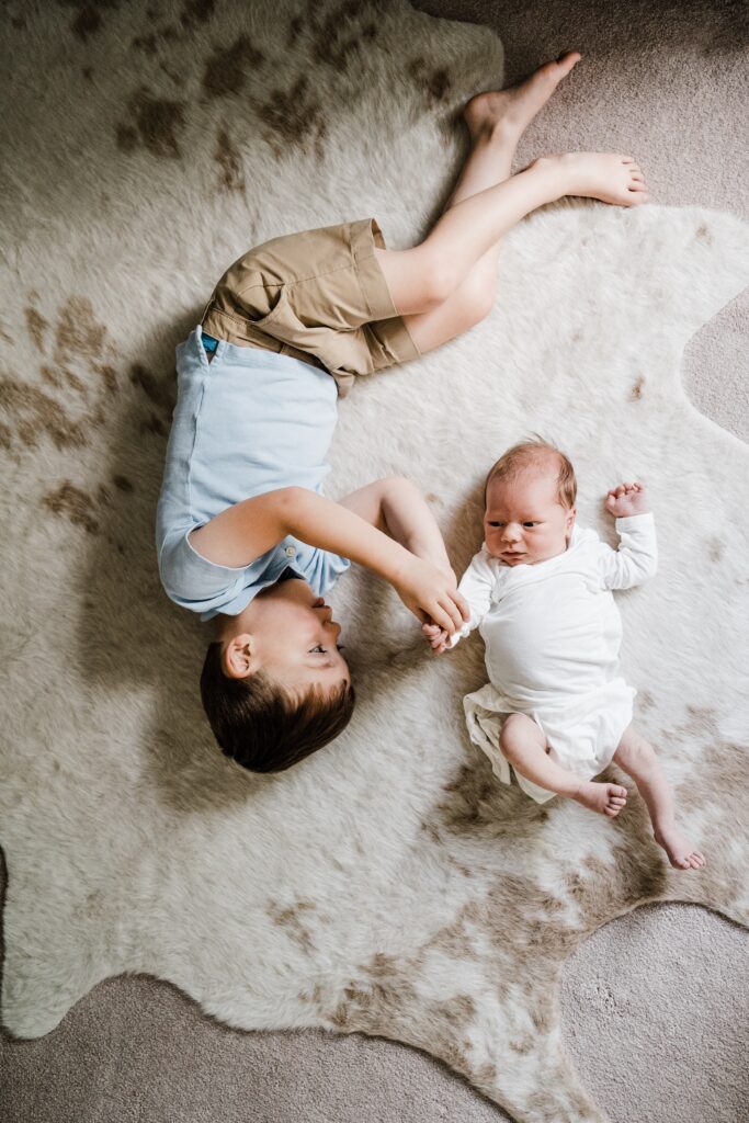 tips for newborn photos with siblings by charlottesville photographer