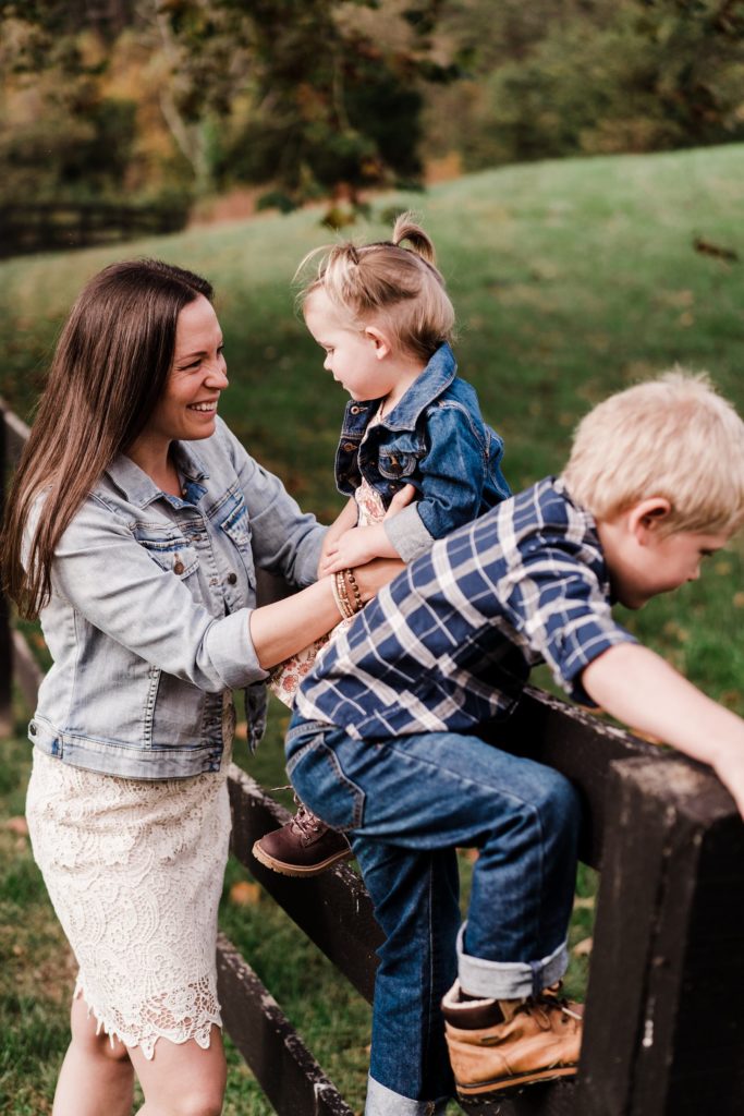 charlottesville family photos on a farm, mom with kids