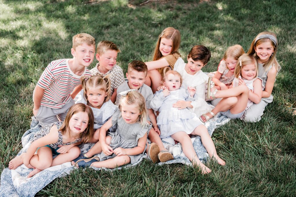 natural extended family photos in Charlottesville